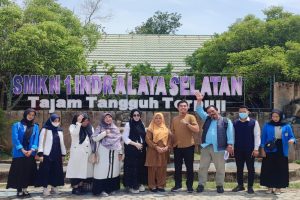 Dosen UPGRIP Latih Siswa SMKN 1 INTAN Kemampuan Menulis melalui Metode Demonstrasi