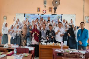 Gelar PkM di SMAN 19 Palembang, Dosen Prodi Fisika Paparkan Tentang Energi Terbarukan