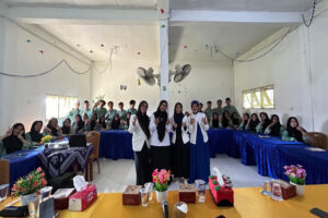 Tingkatkan Kemampuan Bahasa Inggris Siswa, Dosen FKIP UPGRIP Gelar Pelatihan Spotify di MA Tijarotal Lantabur Palembang
