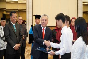 Sekjen Kemendikti Saintek Serahkan Simbolis Mahasiswa KIP pada Wisuda UPGRIP