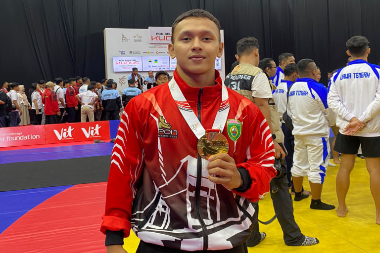 Mahasiswa UPGRIP Raih Emas di PON Beladiri 2025 Kudus