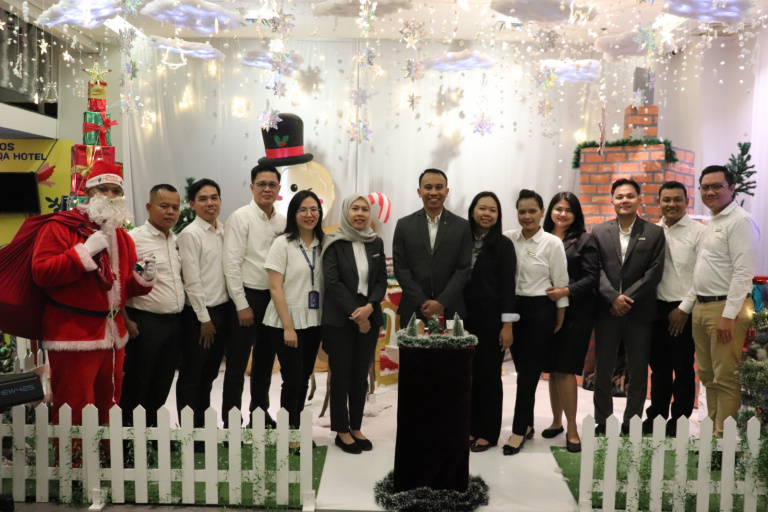 Gemerlap Natal Warnai BATIQA Hotel Palembang dalam Christmas Tree Light Up 2025