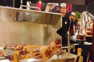 Berbuka Puasa Kian Istimewa dengan Kambing Guling di Alun-Alun Nusantara The Arista Hotel Palembang