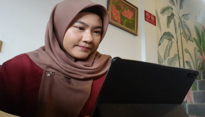 Lebih dari Satu Dekade Bersama Tri, Guru Bahasa Inggris di Palembang Andalkan Internet untuk Mengajar dan Terus Belajar