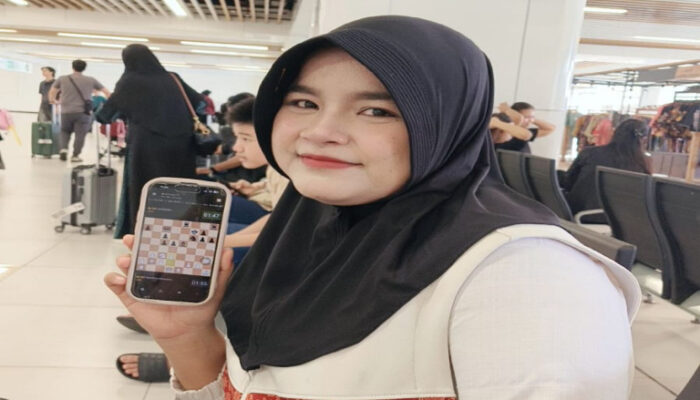 Di Balik Langkah Pion dan Bidak, Tri Menjadi Teman Setia Alivia Menaklukkan Papan Catur Digital