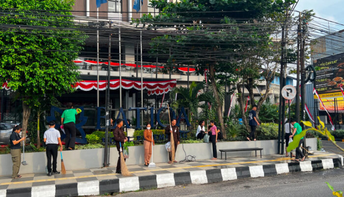 Peduli Lingkungan, BATIQA Hotel Palembang Gelar Aksi Bersih-Bersih hingga Trotoar