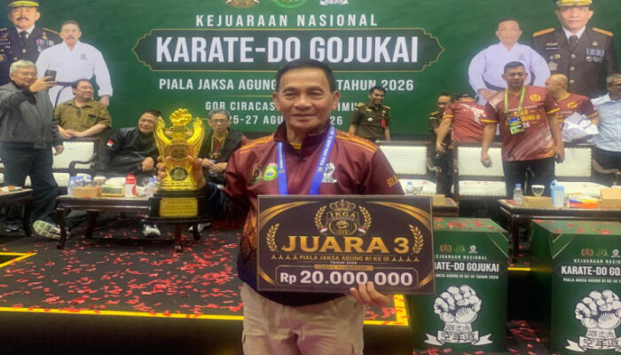 Hidayat Comsu Wakili Ketum Gojukai Sumsel Terima Piala Juara Umum III Kejurnas Piala Jaksa Agung