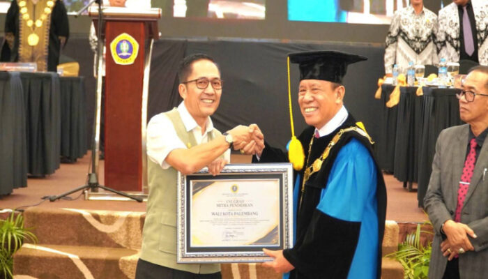 Wali Kota Palembang Terima Anugerah Mitra Pendidikan dari Universitas PGRI Palembang