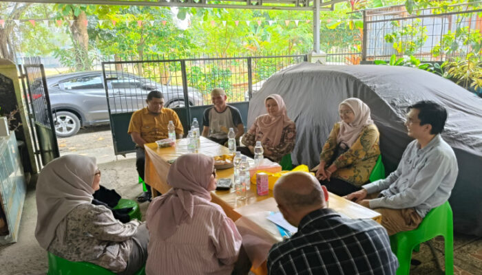 Dosen FPK UPGRIP Ambil Sampel Sperma Ikan Belida di Depok